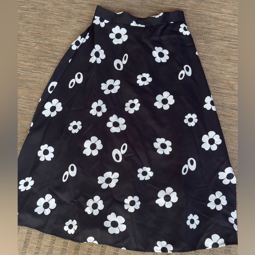 SHEIN Black A-Line Midi Skirt with White‎ Daisy Print